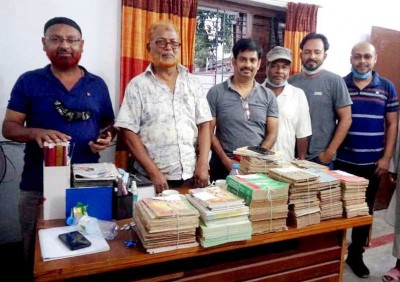 মেহেরপুরের চারুশিল্পী মীর রওশন আলী মনা’র উন্মুক্ত পাঠগৃহে বই অনুদান